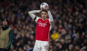 互爆局？阿拉巴将面临萨卡冲击，皇马豪华锋线考验基维奥尔