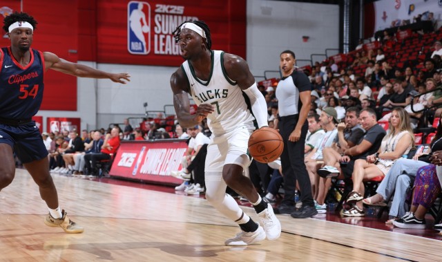 拼劲十足！克里斯-利文斯顿16中6砍全队最高21分外加9板5助2帽